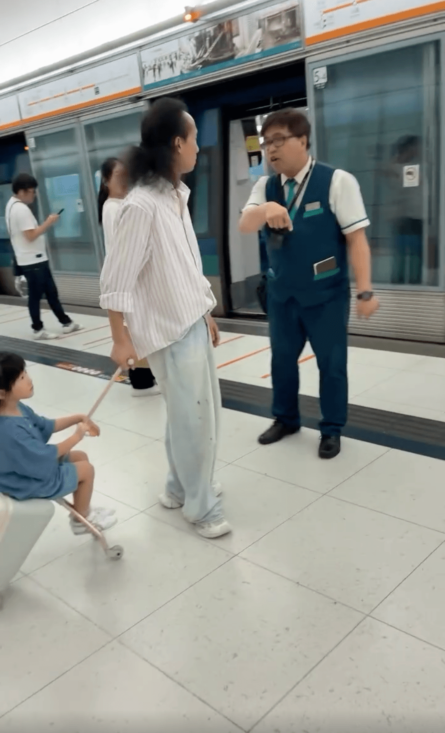有港鐵職員在場向乘客講解情況。Threads「yiptakhung」影片截圖 有港鐵職員在場向乘客講解情況。Threads「yiptakhung」影片截圖