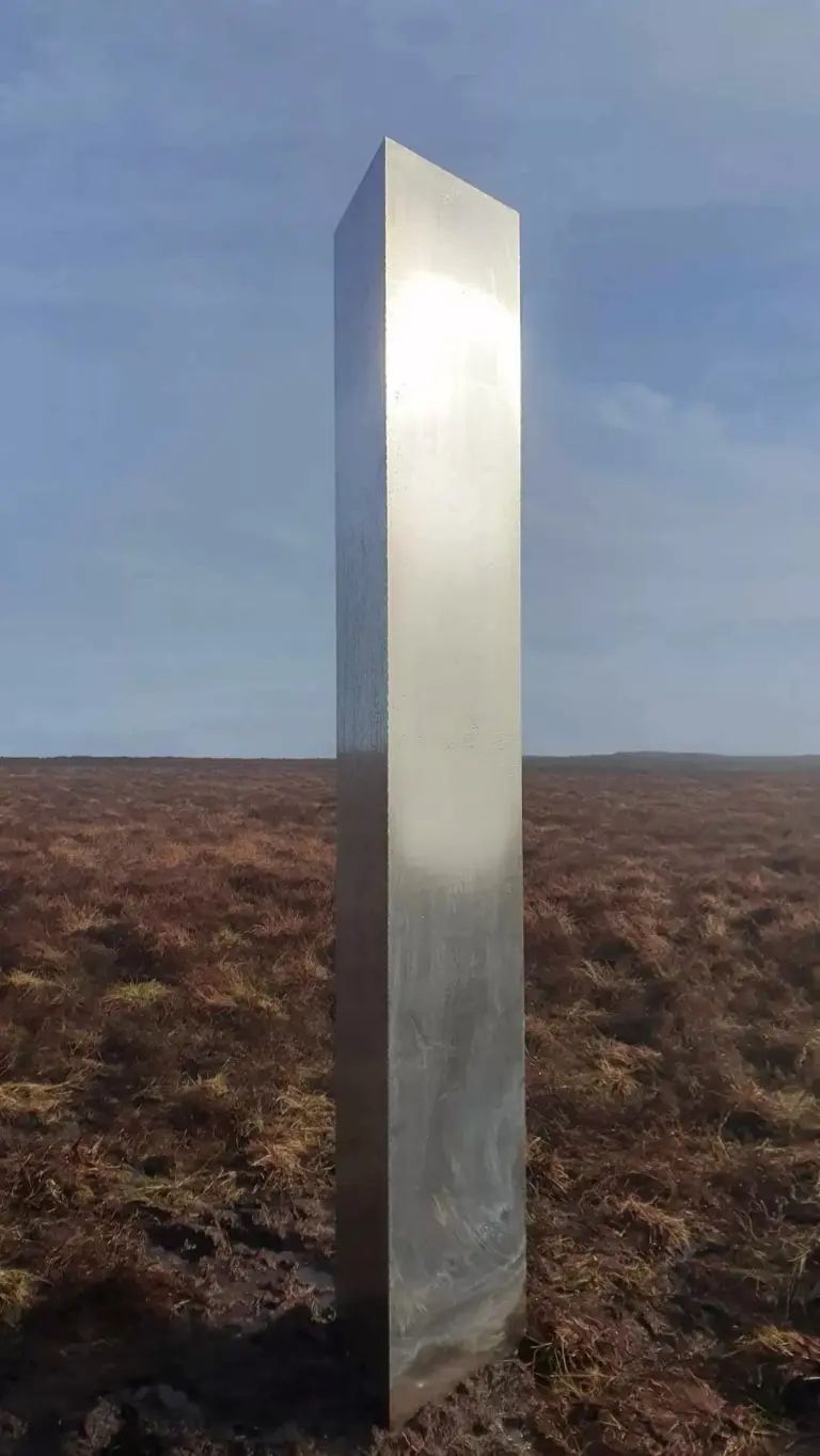 英國小鎮山丘出現3米高神秘金屬柱，幾天後就突然消失。