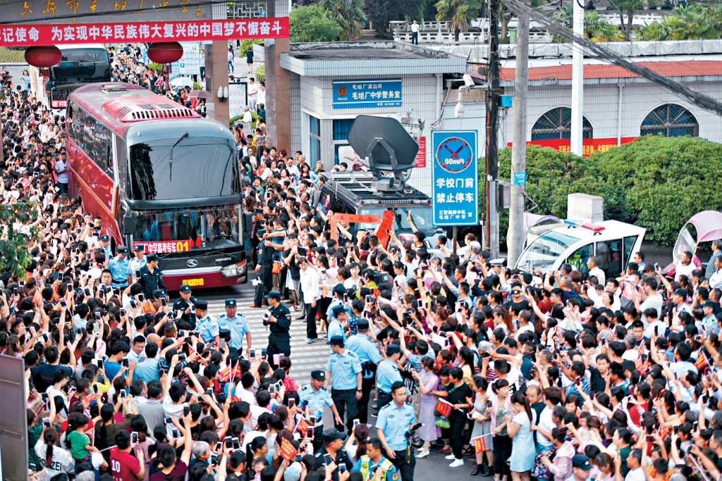 毛坦廠中學安排大巴車送考，民眾夾道歡送。