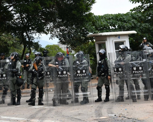 防暴警察发射催泪弹。