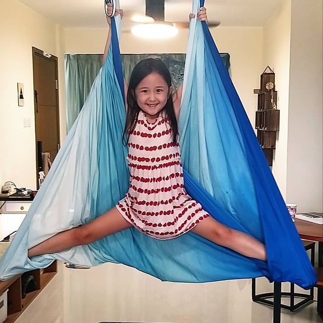 小小年紀的晴晴Alexandra，多才多藝，懂空中瑜伽、拉丁舞及彈琴。（圖片來源：IG@dellapietraalexandra）