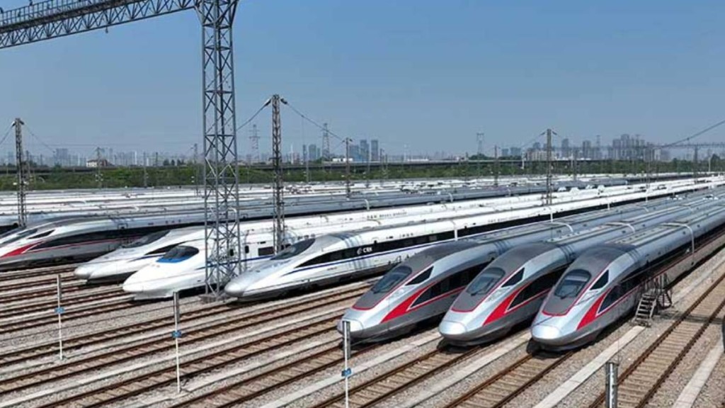 內地今起有逾200趟列車試行60天預約購買措施。新華社