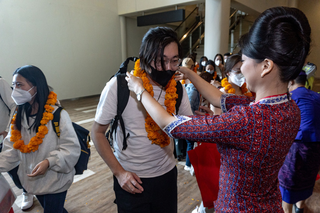 印尼工作人员在峇厘岛伍拉莱国际机场为抵达的中国游客戴上欢迎花环。新华社