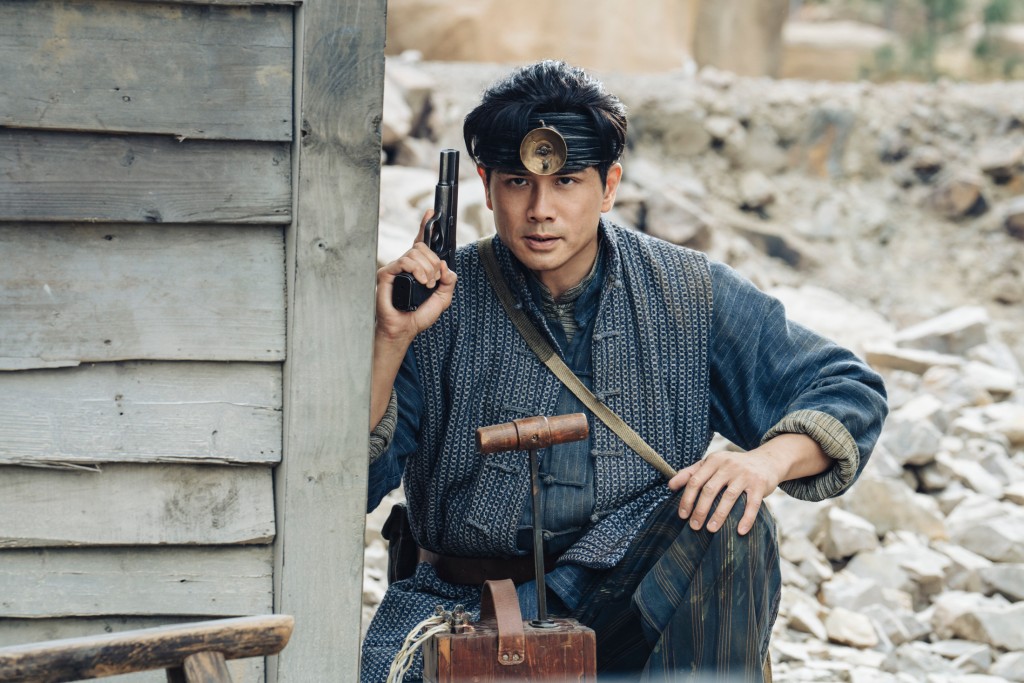 伍允龙是动作担当。