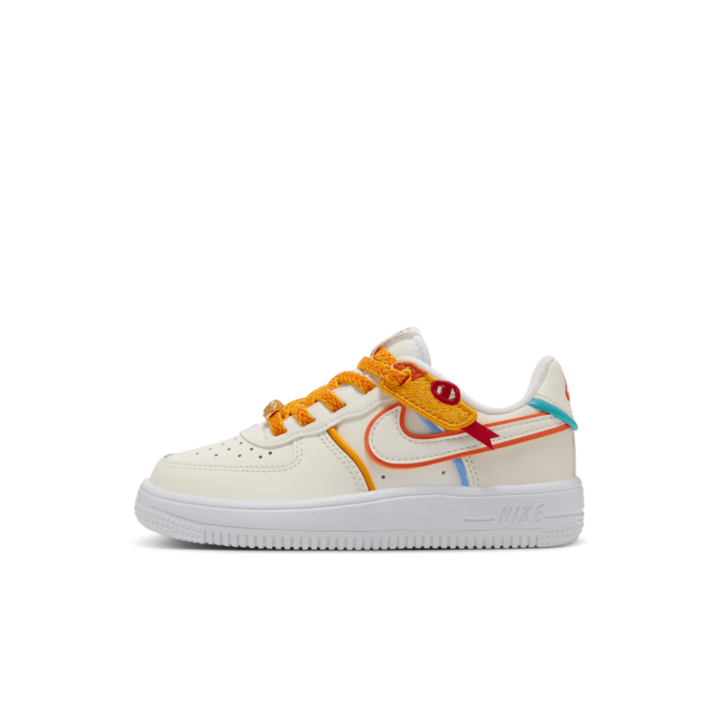 Nike Force 1 Low LV8 EasyOn靈蛇迎新系列幼童運動鞋/$599，足底柔軟泡綿，帶來輕盈緩震效能。