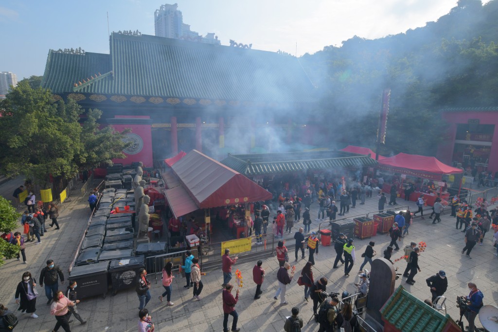 大年初三若不外出拜年，香港市民习惯到车公庙「转风车」开运。
