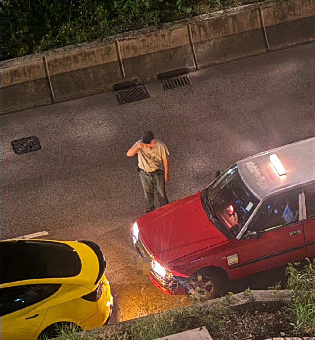 的士司機一度落車查看。網圖 的士司機一度落車查看。網圖