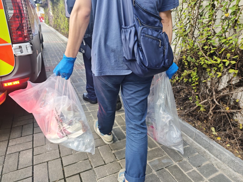 警方將火槍和金屬筲箕等證物帶回警署調查。黎志偉攝