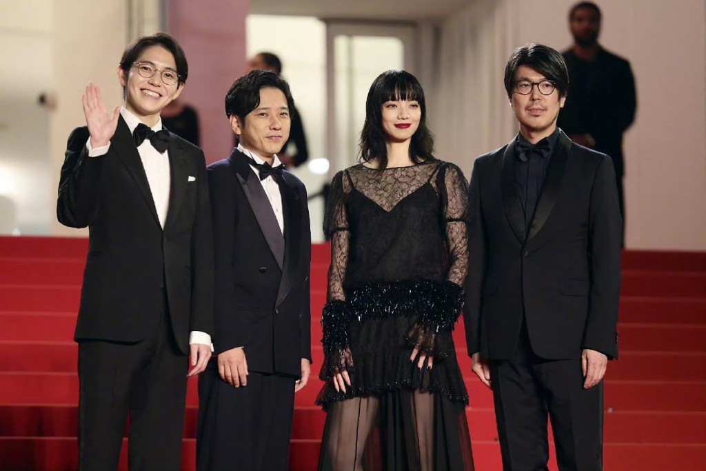(右起)導演川村元氣、小松菜奈、二宮和也及編劇平瀨謙太朗,出席《8號出口》的午夜首映。(新浪電影) (右起)導演川村元氣、小松菜奈、二宮和也及編劇平瀨謙太朗,出席《8號出口》的午夜首映。(新浪電影)