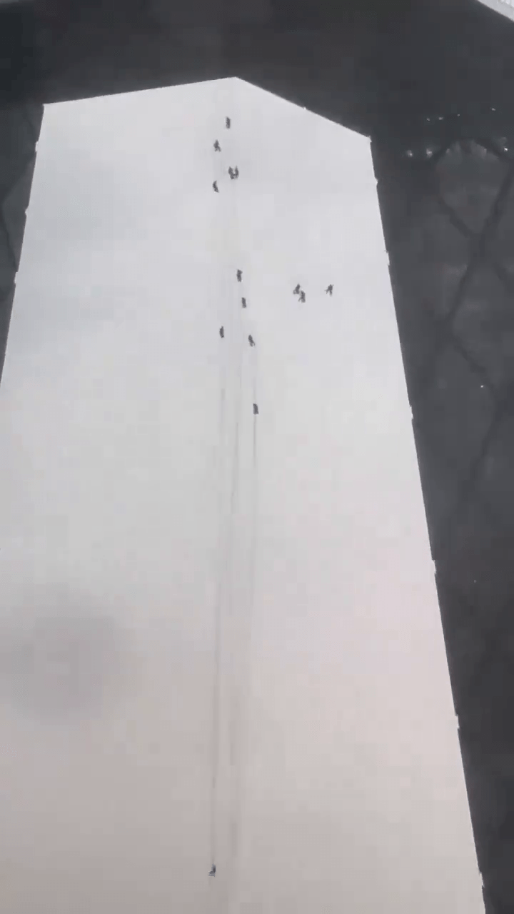 央視大樓15名洗窗工人高空隨風搖擺，如盪鞦韆。
