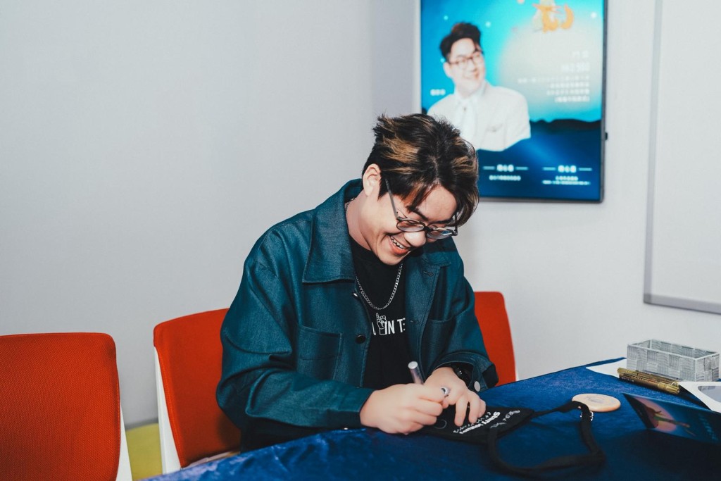 羅啟豪為大家簽名。