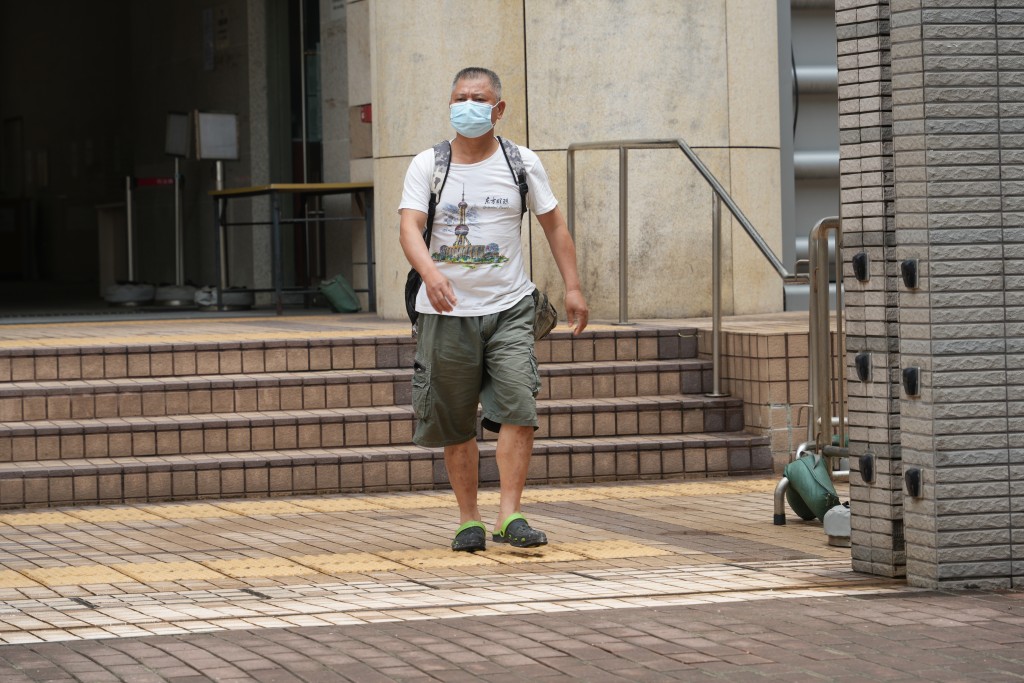被告丁仕棠離開法院。