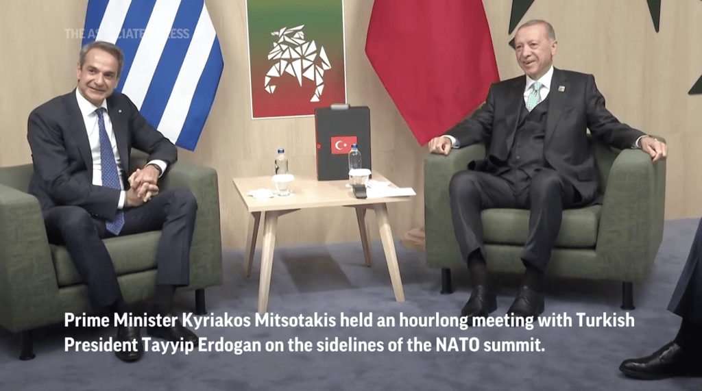土耳其總統埃爾多安（右）與希臘總理米佐塔基斯舉行場邊會面。美聯社