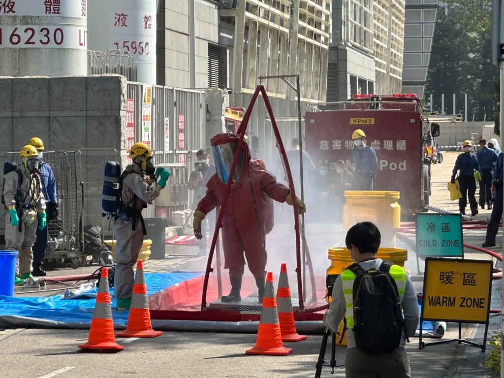 演习模拟香港科学园内的实验室发生化学品泄漏事故，导致多人受伤，警方、消防各部门迅即派人到场支援。(警方图片)