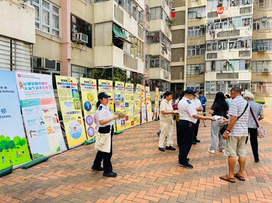 食環署人員派發宣傳單張，提醒市民採取措施防治蚊患。政府新聞處