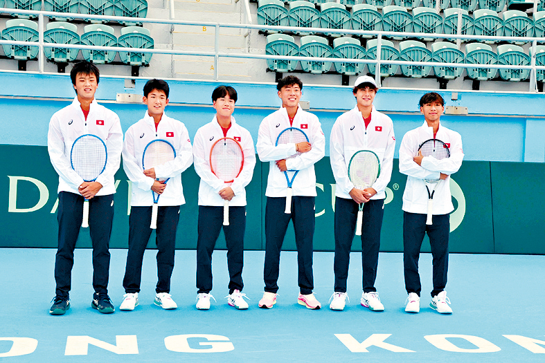 香港台維斯盃隊成員，右起：王子夫、朱鍇泓、黃澤林、鄭肇致、程銘燦及譚善恆。