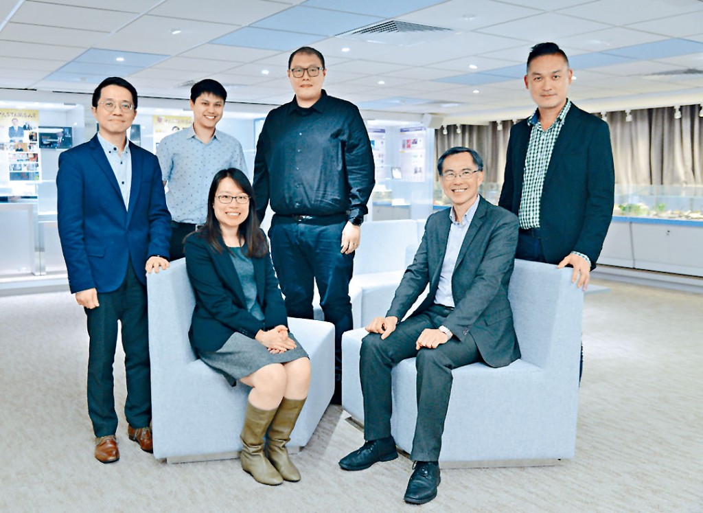 香港中文大學校友會聯會陳震夏中學未來走研究型中學路綫，後左一為黃百益，左二為葉創權，前右一為校長周厚峰，後右一為吳國聲。