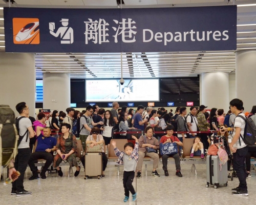 港鐵呼籲乘客直接往西九站售票處買票取票。資料圖片