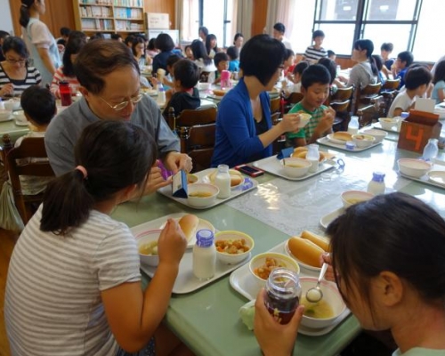 師生齊中毒。網圖/示意圖