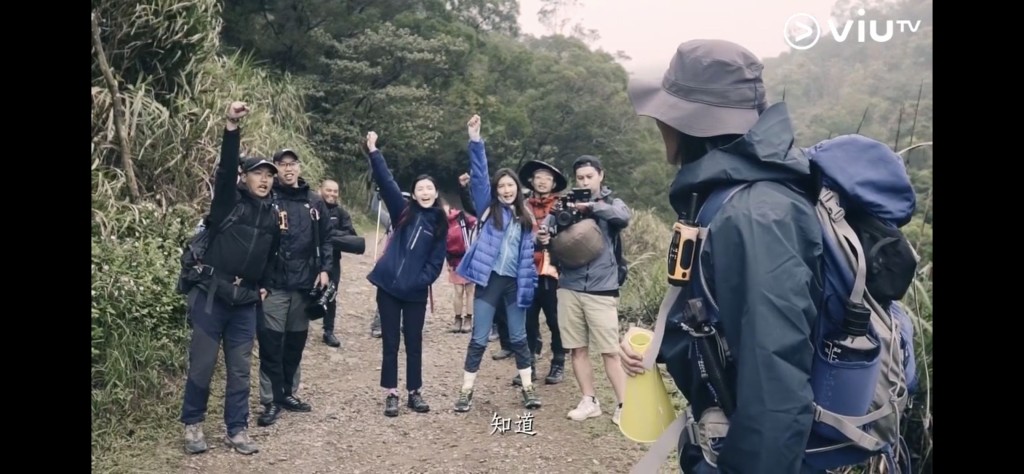 兩女真係有全副專業裝備去行山。