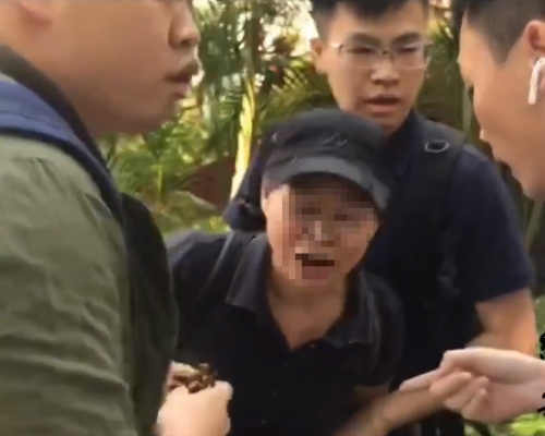便衣警員制服一名婦人。教大編委會截圖