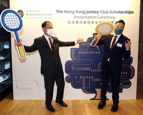 馬會主席陳南祿昨日與東京2020殘奧羽毛球男子WH2級單打銅牌得主陳浩源，在頒獎台上切磋球技。