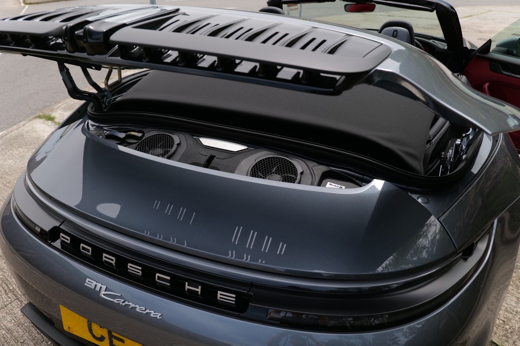 2025年版保時捷Porsche 911 Carrera Cabriolet (992.2)引擎是隱藏在軟篷頂下方。