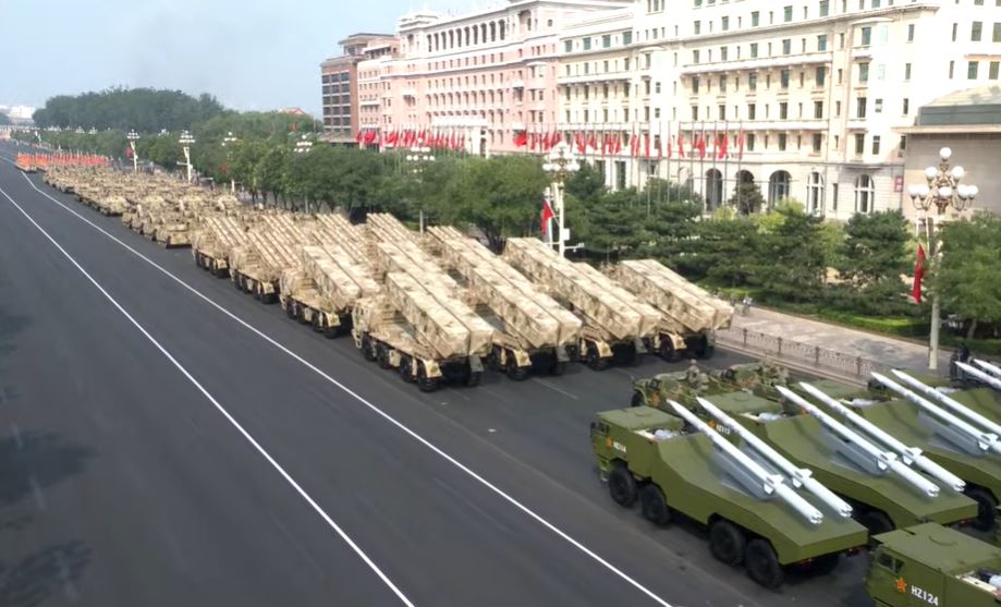 解放軍在閱兵中展示大批新裝備。央視