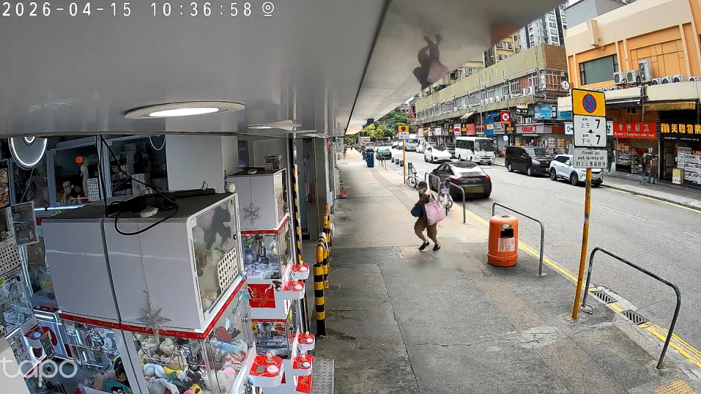 賊人得手後立即拔足狂奔，不停向後方張望，之後跑入順豐大廈內。fb「元朗、天水圍、屯門友」群組SheungYing Tang影片截圖fb「