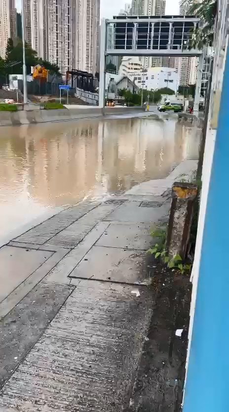 觀塘茶果嶺道近海水抽水站有地底水管爆裂,大量黃泥水湧出。網上片段截圖 觀塘茶果嶺道近海水抽水站有地底水管爆裂,大量黃泥水湧出。網上片段截圖