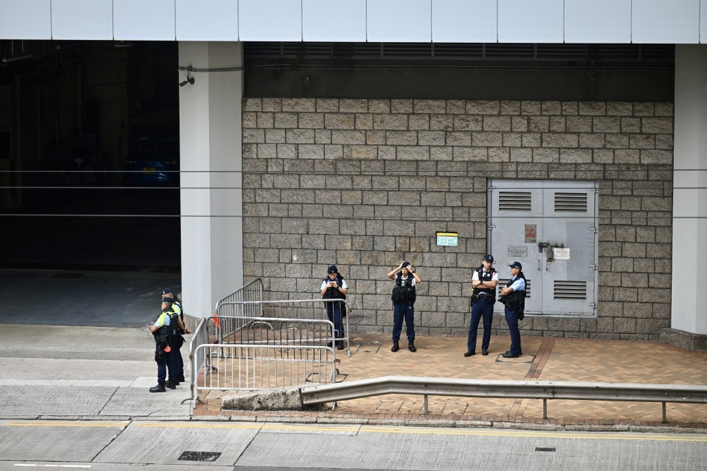 警員在高院範圍戒備。劉駿軒攝 警員在高院範圍戒備。劉駿軒攝
