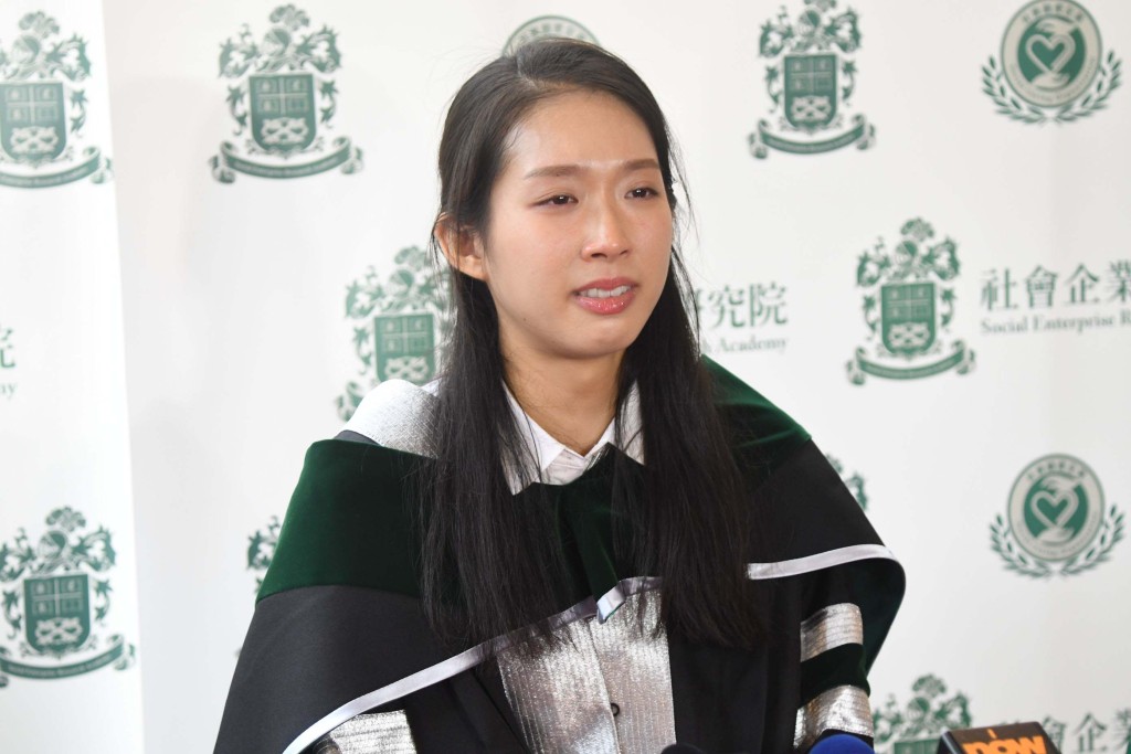 談起香港社會近況,江旻憓不禁哽咽,指香港現時如同自己一樣經歷傷患,但相信港人可克服面前的困難。郭晉朗攝