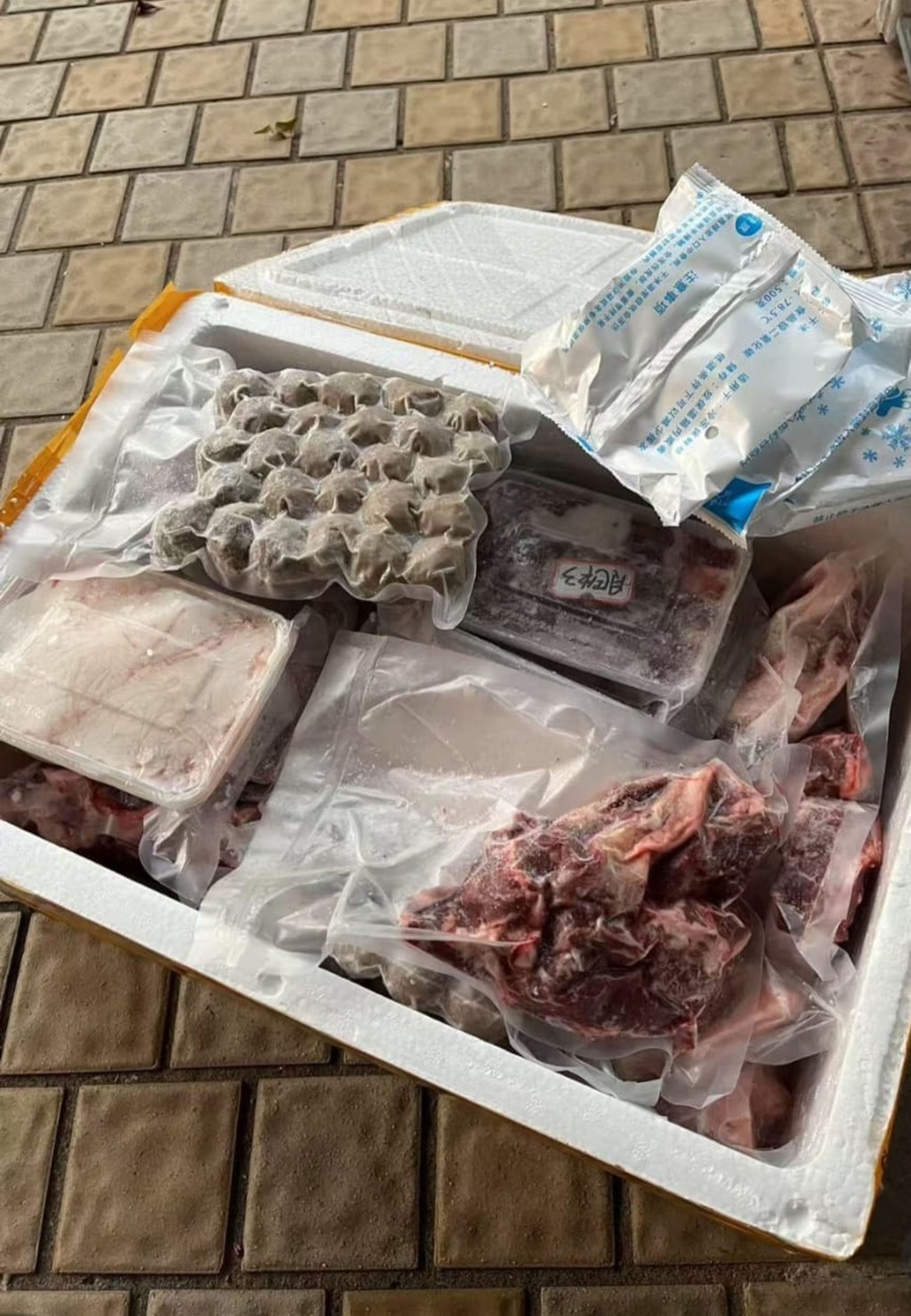 市民陳先生早前向深圳牛肉檔訂購新鮮牛肉,收貨時發現牛肉入袋抽真空,並附有冰袋。 市民陳先生早前向深圳牛肉檔訂購新鮮牛肉,收貨時發現牛肉入袋抽真空,並附有冰袋。