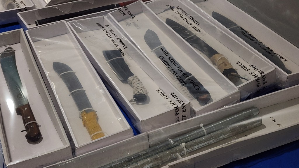 大批涉案攻擊性武器。 大批涉案攻擊性武器。