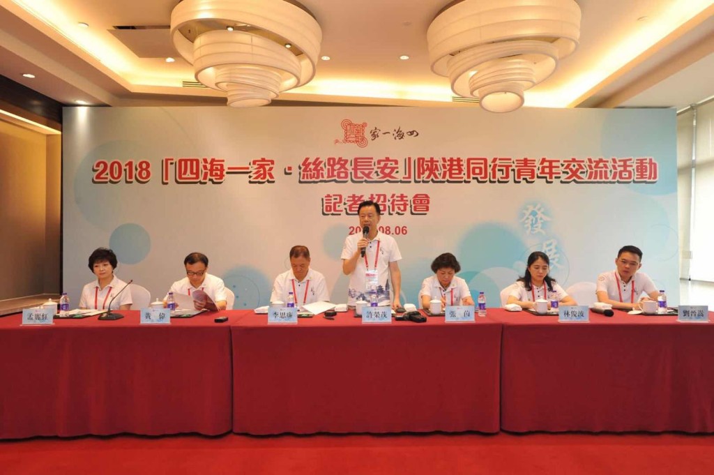 全國政協常委許榮茂（中）擔任交流團團長。招淑英攝
