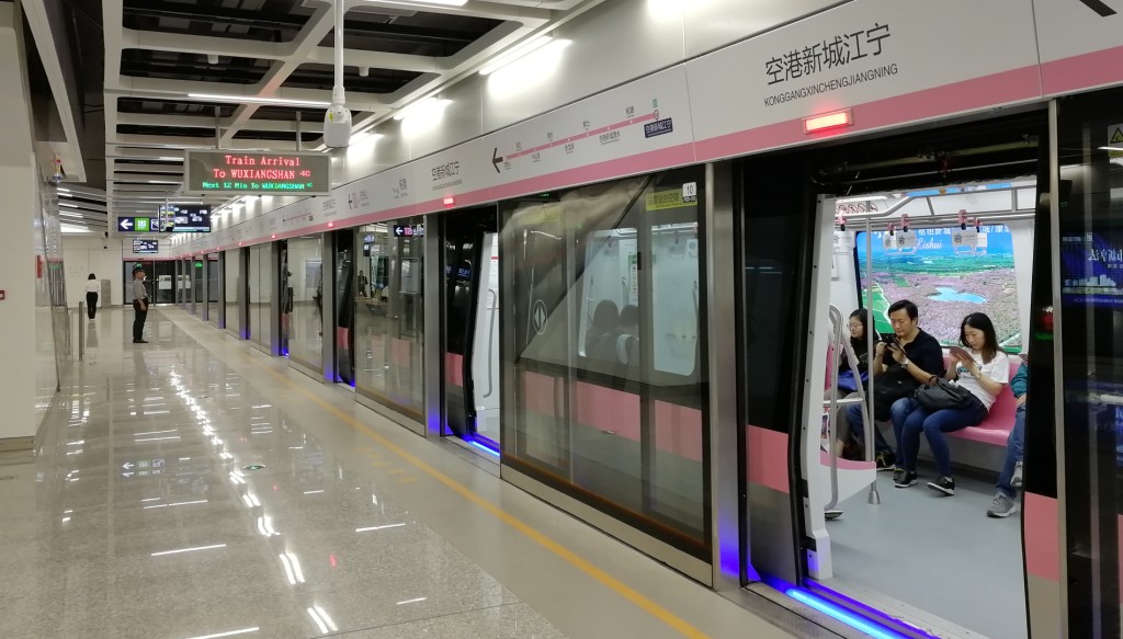 不少乘客乘地鐵時讓手機外放聲音,會滋擾其他人。