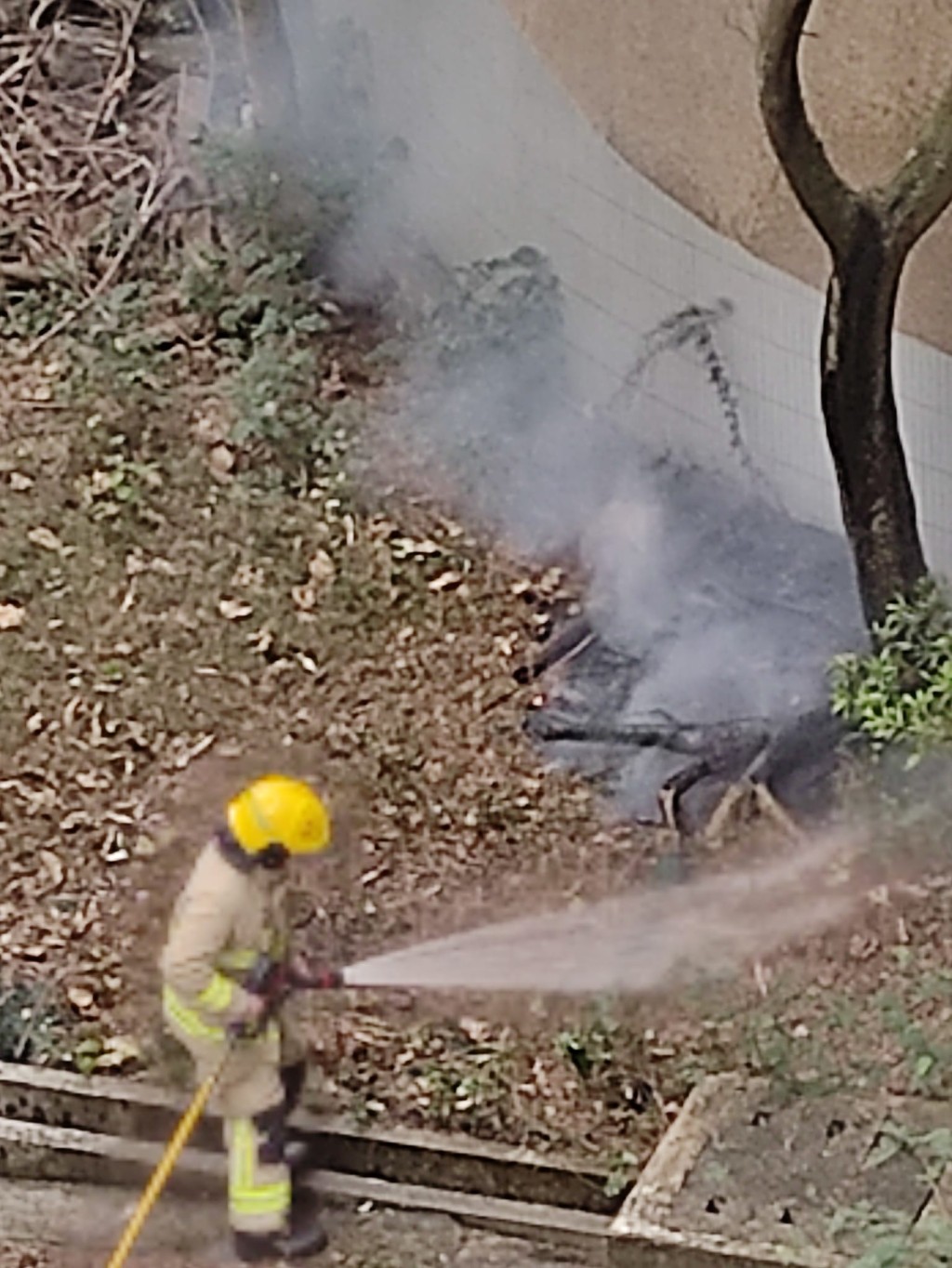 消防到場開喉將火救熄。網上圖片