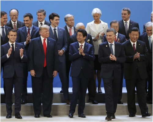 「G20」高峰会结束各国领袖齐集在会议中心的大厅内签署这份联合声明。AP 