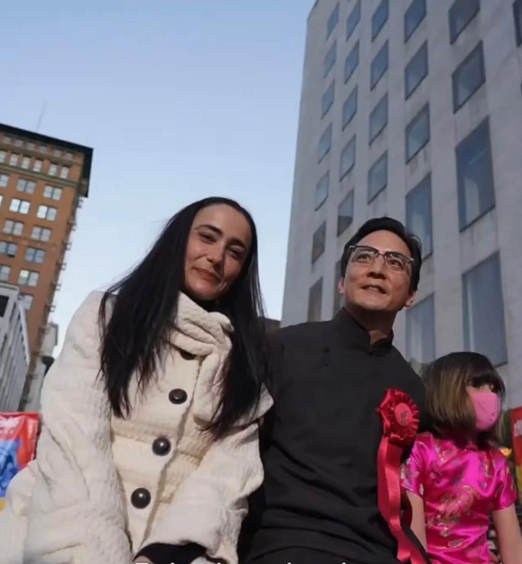 貼出一家三口相片。