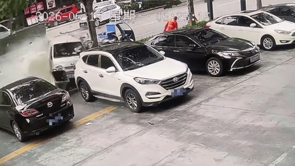 肇事車輛頂客貨VAN殘骸撞向2清潔工。