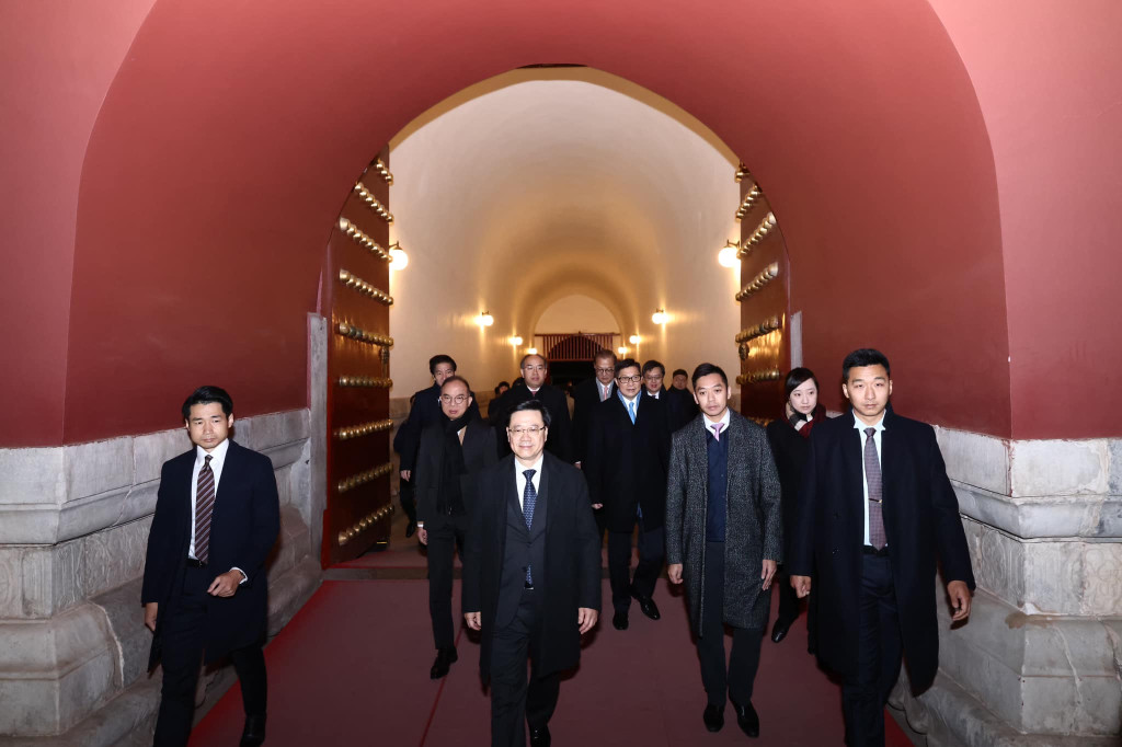 莊漢麒2019年晉升為警司，去年出任行政長官副官，他（右二）早前陪同特首李家超訪問北京。(李家超FB)