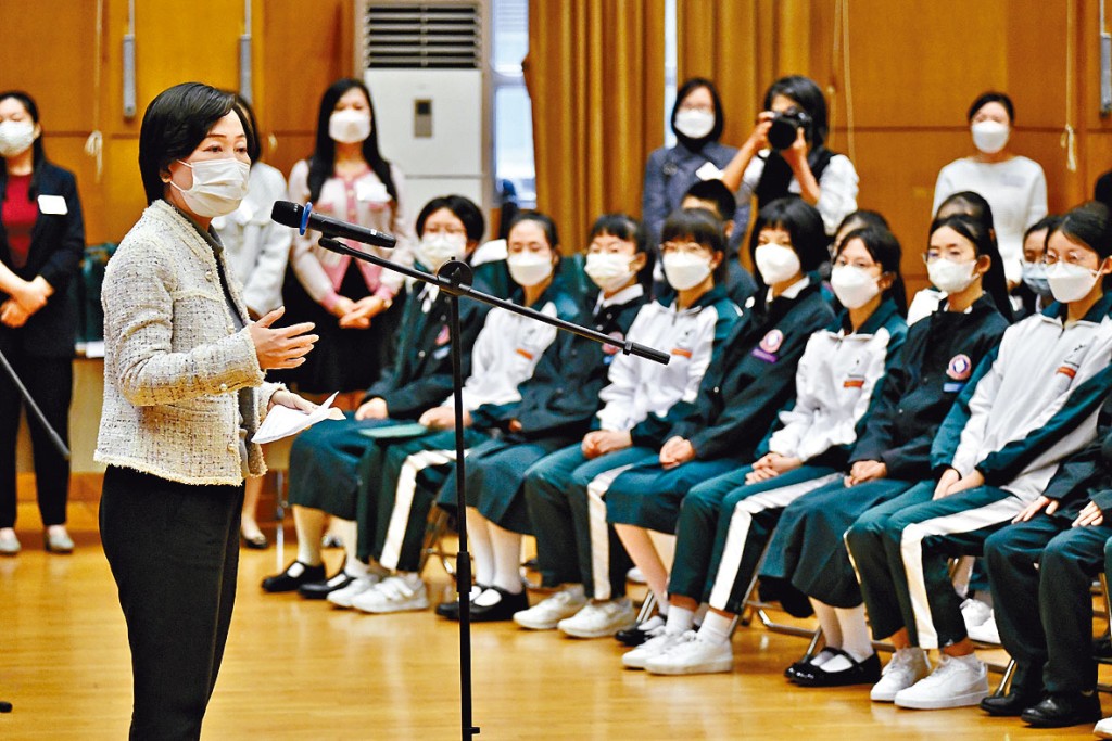 蔡若蓮指,入境處重開「跨境生專用通道」疏導人流,對首日過關順暢,感到滿意。