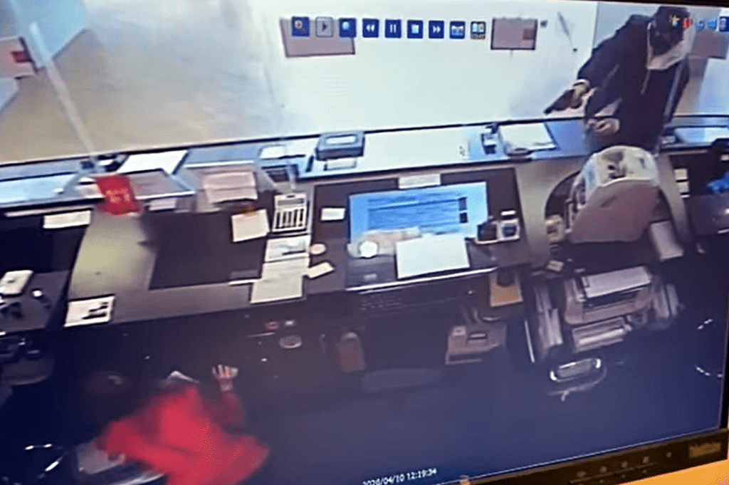 獨行賊持槍過程。 fb：突發馬路車cam大全