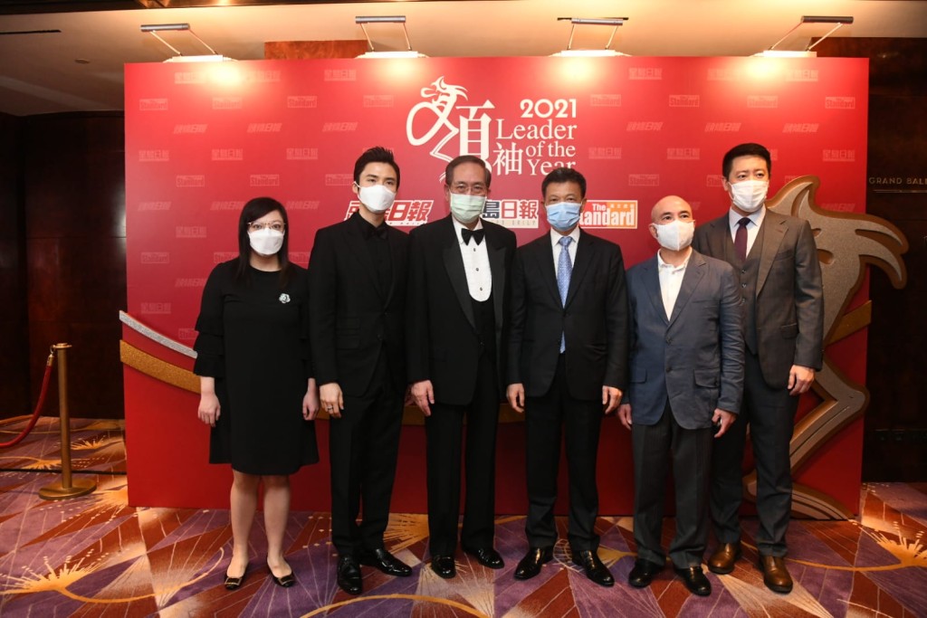港大前校委会主席李国章(左三)与郭晓亭女士(左一)、蔡加赞先生(左二)以及郭英成先生(右三)等合照。