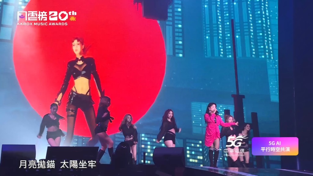 丁当与大萤幕里的虚拟分身Della一起演出。