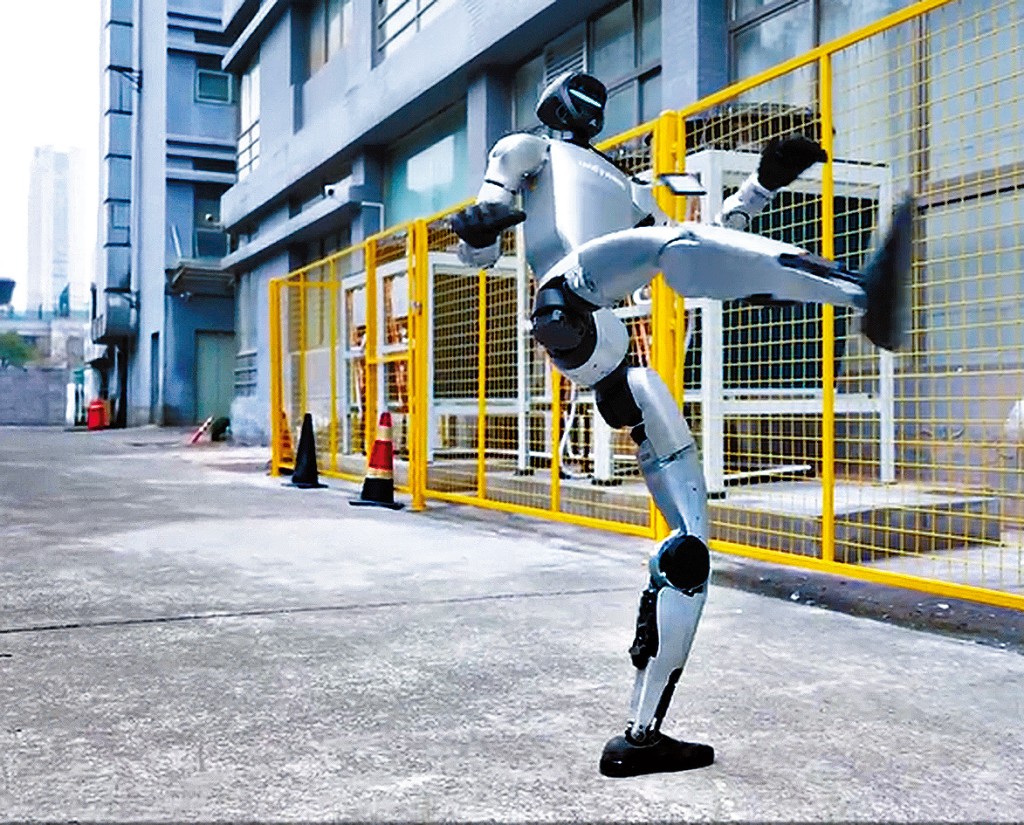 宇樹機械人展示武打動作。