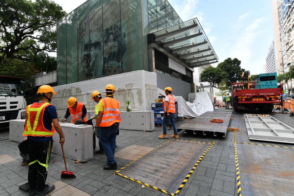 港鐵尖沙嘴站外工人正進行加固及維修工程。