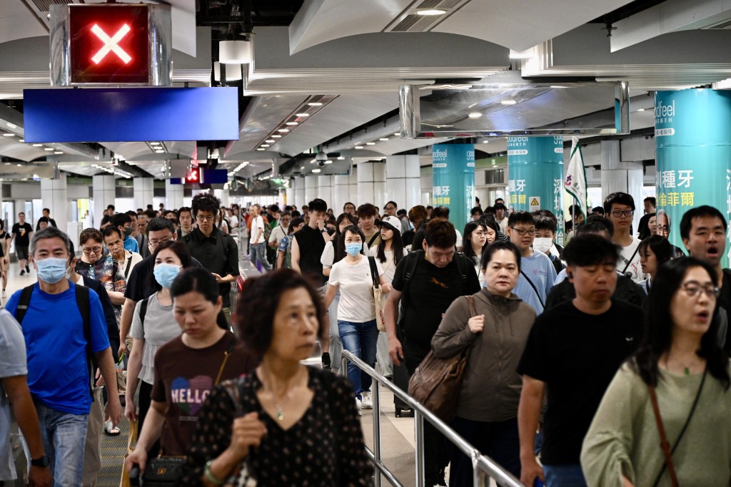 深圳地鐵人來人往，不少人準備過關香港。