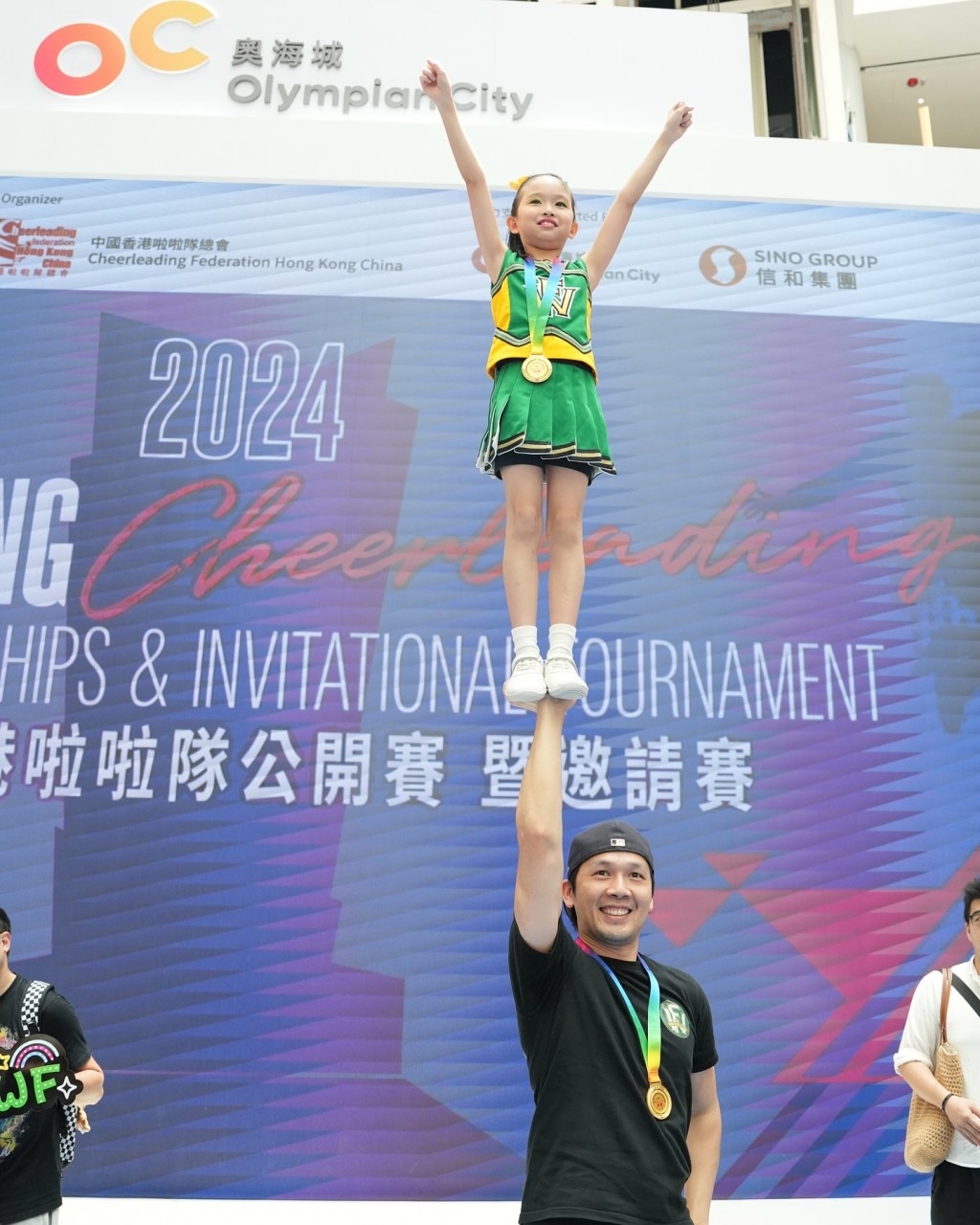 大女Emma今年已經9歲，近年參與不少香港啦啦隊的公開賽，成績很理想。