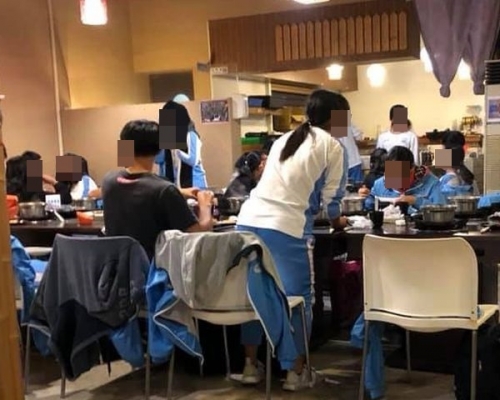 其中一名女高中生的举动，被大批网民大赞。
网上图片